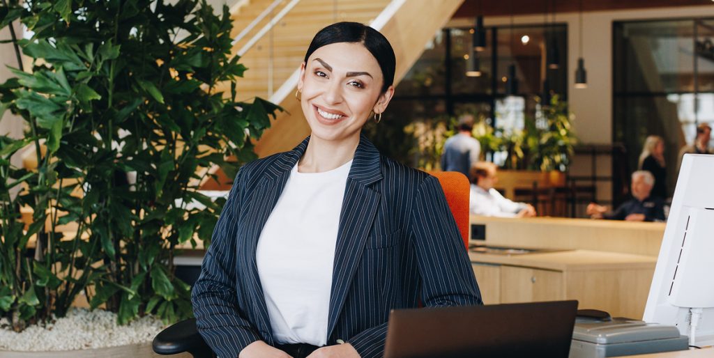 receptioniste zittend aan de balie