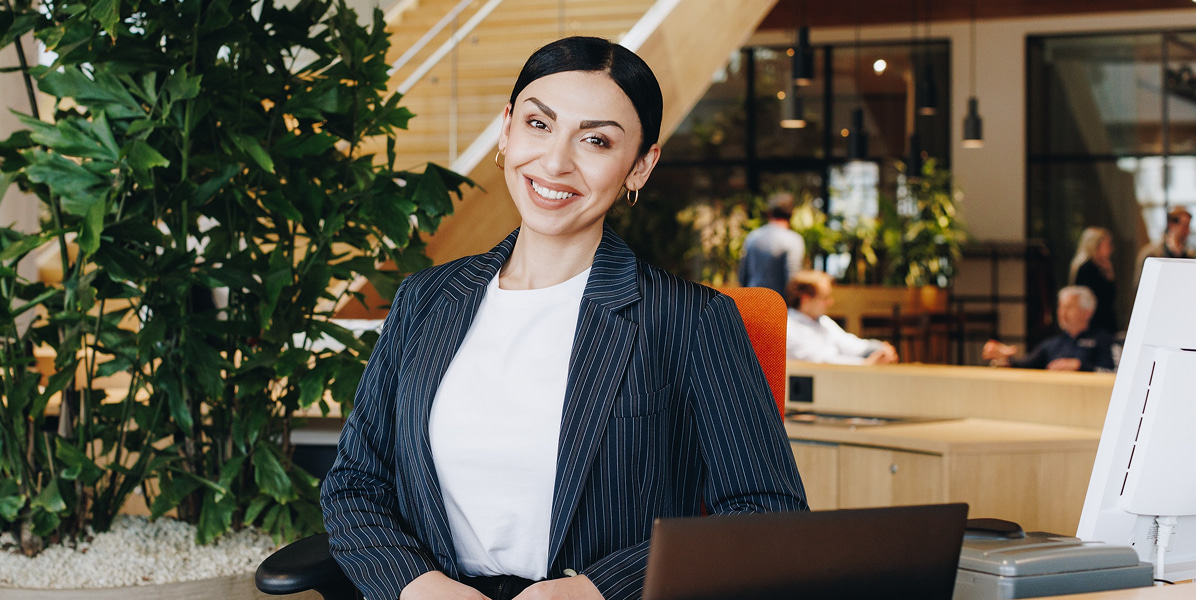 receptioniste zittend aan de balie