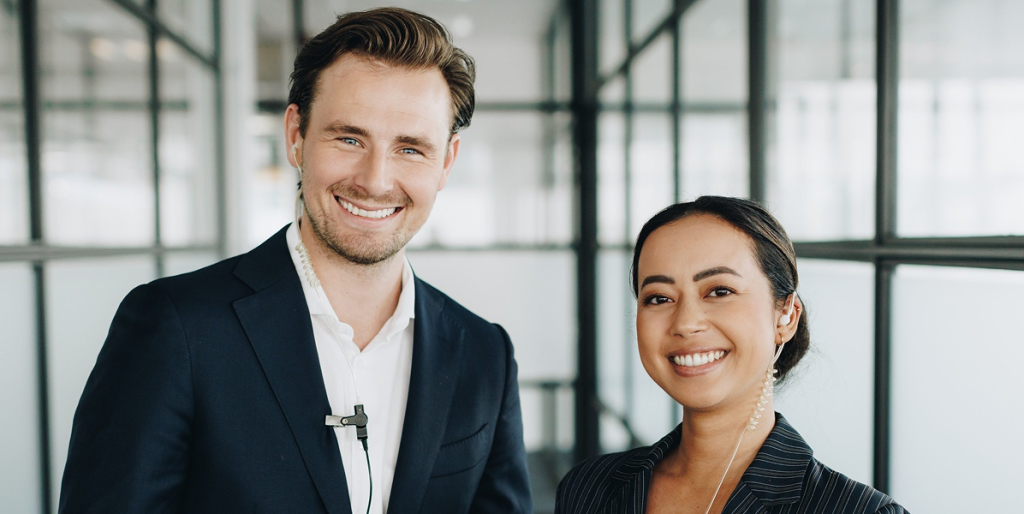 twee receptionistes op de werkvloer